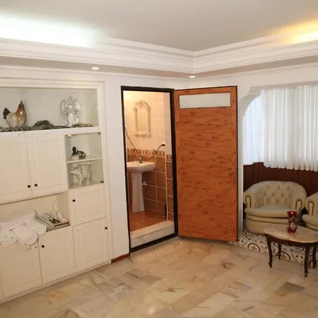 Alacati Antik Otel *