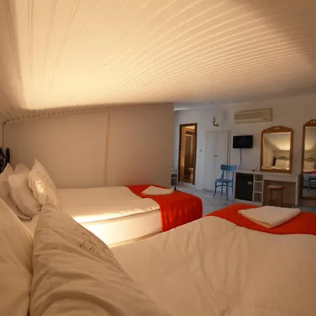 Alacati Antik Otel *